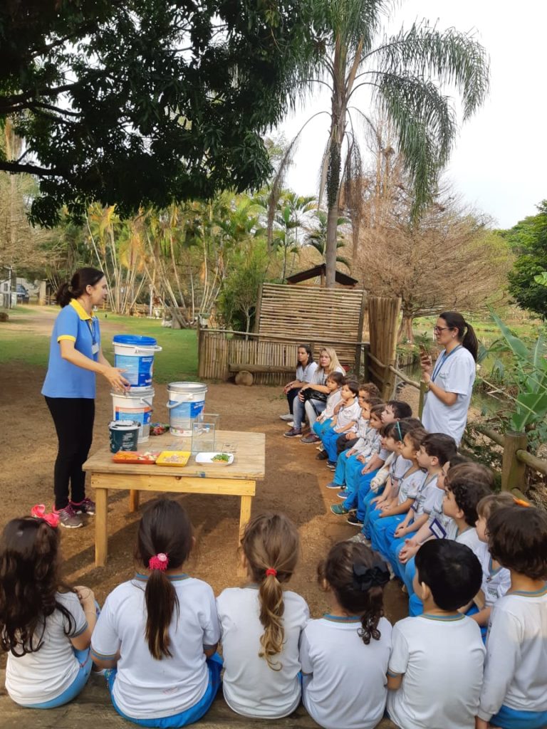 Crianças aprendendo sobre a compostagem, educação ambiental